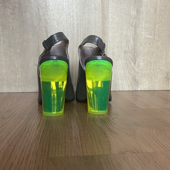 Marc by Marc Jacob’s Grey Leather Heel strap Lucite Heel Shoes - Picture 2 of 8